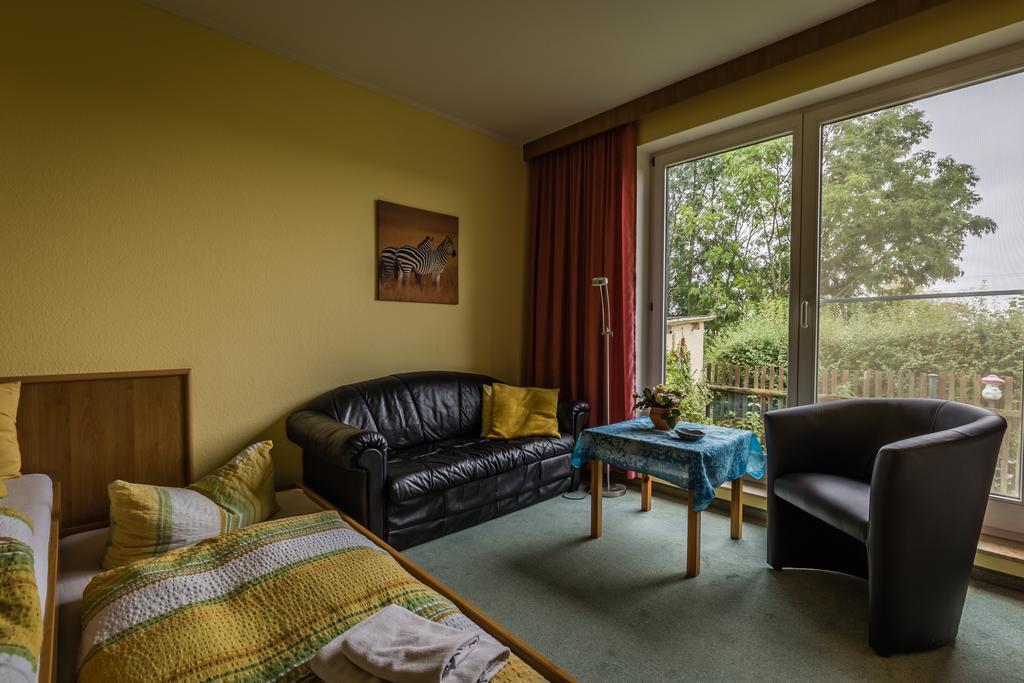 Hotel-Pension Am Rosarium Sangerhausen Δωμάτιο φωτογραφία